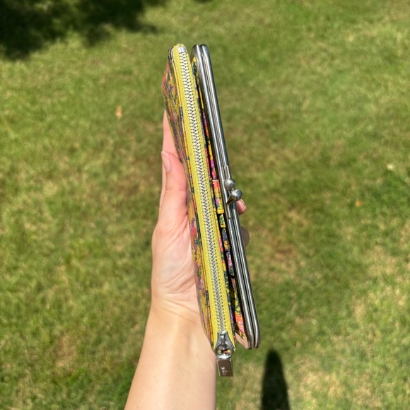 Hobo Lauren Daisies Floral Kiss Lock Clutch Wallet - Picture 6 of 10